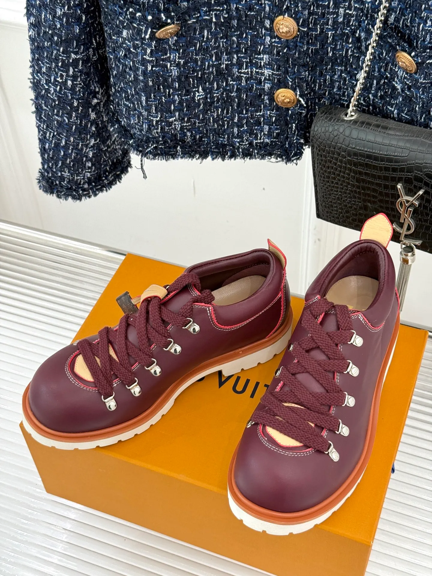 P720 LV Remix derby 25WF new product, the top version of couple's derby shoes, uses classic as the base color to reshape the fashion style✨ Various colors break the monotony. Black is cool, brown is retro, pink is sweet, and blue is fresh. Suitable for different styles of wear🎨 The delicate leather fits the foot shape and the shoelace details hide ingenuity. It is a fashion symbol of walking and steps on the forefront of the trend every step of the way. Start your own style journey🚶‍♀️ The fabric is made of first-layer cowhide, the inner pads are all sheepskin, the original molded custom TPU non-slip outsole size: Female: 35-41 (40/41 customized) Male: 39-46 (45/46 customized)
